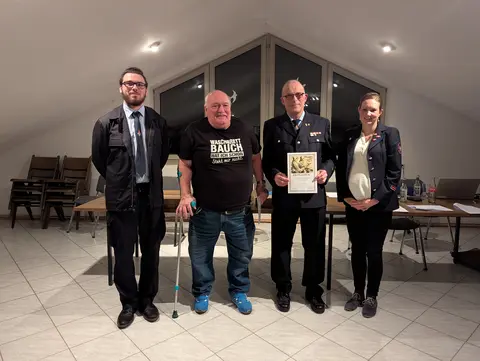 Neu ernannte Ehrenmitglieder des Vereins Freiwillige Feuerwehr Oberjosbach e.V.: Peter Freese und Paul Schüttler gemeinsam mit Thibaut Wirthle (1. Vorsitzender) und Astrid Kempe (2. Vorsitzende)